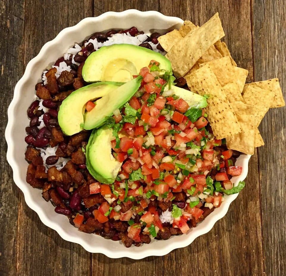 Chifrijo (Chicharron y Frijoles)