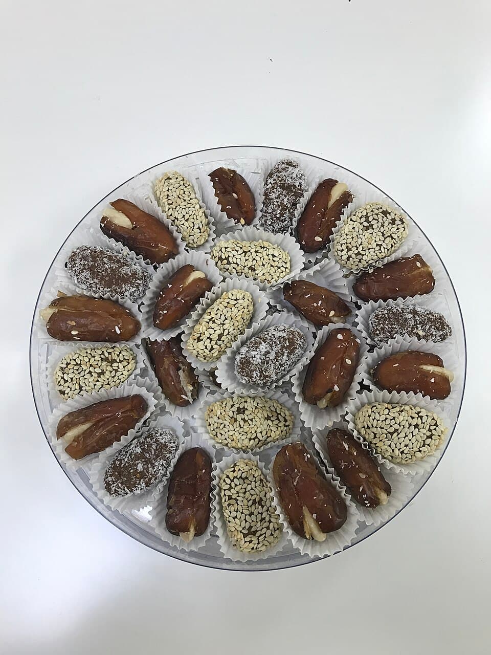 Dates Stuffed with Nuts (تمر محشي)