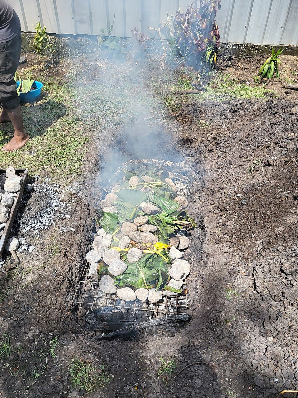 Mumu (Earth oven feast)