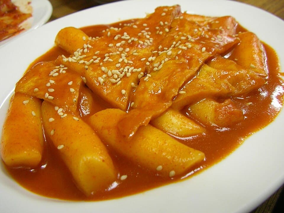 떡볶이 (Tteokbokki) - Spicy Rice Cakes
